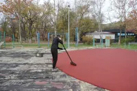 На спортивной площадке набережной Керчи укладывают резиновое покрытие