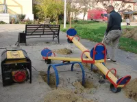 Новости » Общество: Во дворе МКД Свердлова, 84 в Керчи обновляют детские площадки