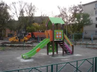 На придомовой территории района Всесоюзной, 10 установили первые элементы детской и спортивной площадок