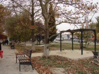 Под перголами в районе керченского РЭС укладывают тротуарную плитку