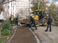 Новости » Общество: Во дворе дома по Индустриальному шоссе, 27 в Керчи асфальтируют тротуары к подъездам