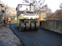 На дороге по улице Вити Коробкова в Керчи укладывают второй слой асфальта