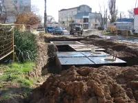 Новости » Коммуналка: На Полевой в Керчи продолжаются работы по капитальной замене водовода