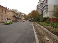 На 2-м Портовом переулке в Керчи уложили первый слой асфальта