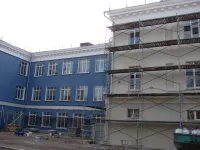 Новости » Общество: В школе №17 Керчи фасадные работы выходят на финишную прямую