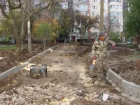 Новости » Общество: На придомовой территории района Генерала Петрова, 20 продолжается комплексное благоустройство