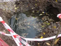 Новости » Общество: Сегодня на улице Энгельса в Керчи водоканал ремонтировал очередной проблемный участок своих сетей