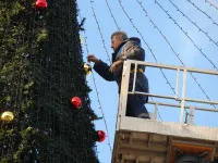 В Керчи ведутся последние приготовления к зажжению главной елки