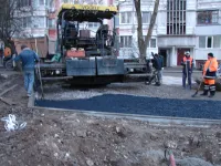 Новости » Общество: На придомовой территории района МКД по Генерала Петрова, 16 в Керчи асфальтируют парковки