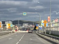 Новости » Общество: На новом керченском путепроводе сегодня наносили дорожную разметку