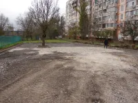 За домом по Генерала Петрова, 16 в Керчи обещали сделать футбольную площадку и парковку