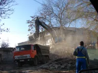 В Керчи снесли очередной аварийный дом