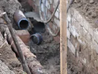 В Керчи у дома по Кирова, 77 ликвидируют порыв подводящей трубы отопления