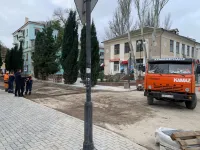 Новости » Общество: У здания ВТИ в Керчи кипит работа