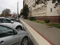 Новости » Общество: Парковка у здания по Свердлова, 6 в Керчи: керчане недовольны