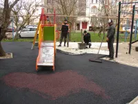 На детской площадке во дворе Кирова, 119 в Керчи укладывают резиновое покрытие