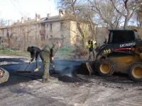 Новости » Общество: На улице Энгельса в Керчи асфальтируют съезды