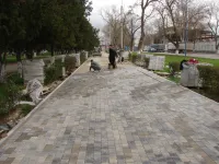 Новости » Общество: У сквера Летчиков в Керчи приступили к укладке тротуарной плитки