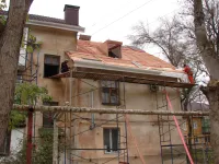 В доме по Студенческой, 6 в Керчи завершают капитальный ремонт кровли