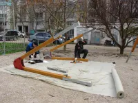 Новости » Общество: Во дворе по Кирова, 119 начали устанавливать элементы детской площадки