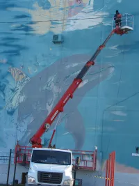 Новости » Общество: В Керчи обновляют фасад высотки по Генерала Петрова, 78