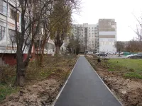 Новости » Общество: За домом по Генерала Петрова, 16 в Керчи укладывают новый тротуар