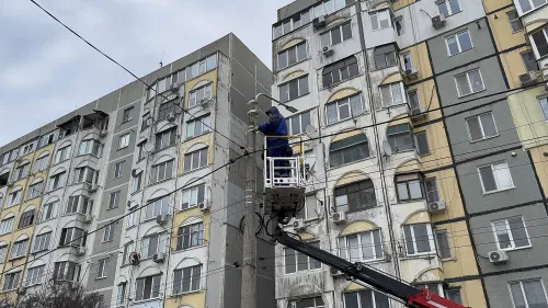 Новости » Общество: На ШГС вдоль дороги устанавливают новые фонари