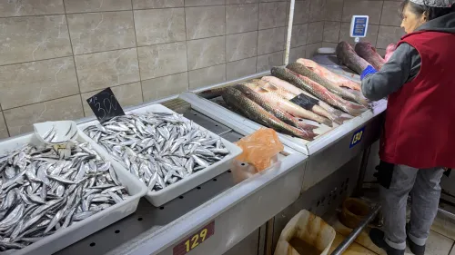В рыбном корпусе на центральном рынке в Керчи сегодня было так