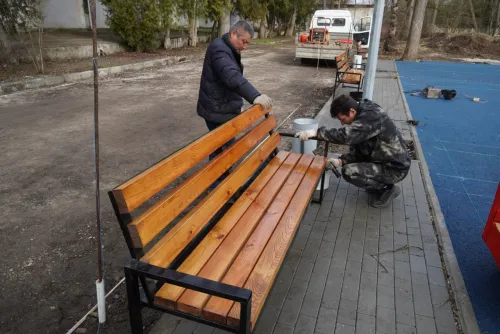 Новости » Общество: В Молодежном парке устанавили новые скамейки на площадке для бадминтона