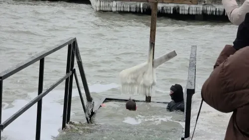 Без большого наплыва: на набережной Керчи состоялись крещенские купания