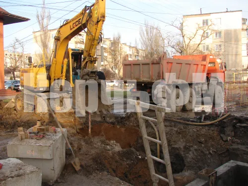 Новости » Общество: На перекрестке Полевая-Мирошника в Керчи ведется состыковка труб нового водовода