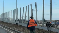 В Керчи новом путепроводе по ШГС монтируют шумозащитные экраны
