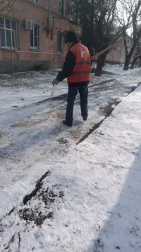 Новости » Общество: За сегодняшний день в Керчи израсходовали более пяти тонн противогололедной смеси