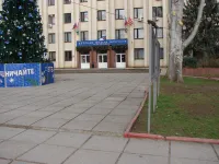 Новости » Общество: К Школе искусств им. Р. Сердюка в Керчи завезли бордюрный камень