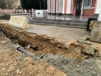 Новости » Коммуналка: Трубы отопления к больнице водников в Керчи уложили, асфальт требует восстановления