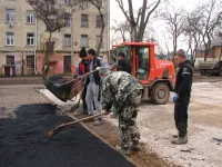 Новости » Общество: На придомовой территории по Казакова, 46 в Керчи начали асфальтировать пешеходные дорожки