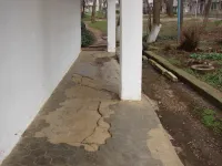 Новости » Общество: У здания библиотеки в Керчи разрушается отмостка