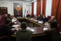 Новости » Общество: С завтрашнего дня в Керчи начинают работы по уборке новогодней атрибутики