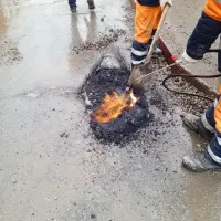 В Керчи «латают» ямы после снега