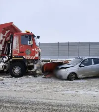 Новости » Криминал и ЧП: В Ленинском районе на трассе "Таврида" легковушка влетела в снегоуборочную машину