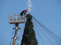 В Керчи начали убирать украшения с главной елки города