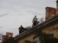 Новости » Общество: В Керчи продолжается капитальный ремонт кровли на домах старого фонда