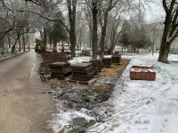 Новости » Общество: У Школы искусств им. Р. Сердюка в Керчи начали демонтаж старых плит