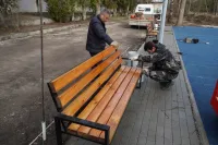 Новости » Общество: В Молодежном парке устанавили новые скамейки на площадке для бадминтона