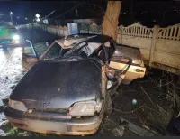 Новости » Криминал и ЧП: Под Керчью 17-летний водитель ВАЗа съехал в кювет и врезался в опору