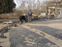 В Приморском парке укладка плитки возле фонтана близится к завершению