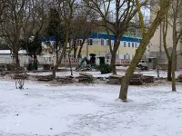 Демонтаж плитки у Школы искусств им. Р. Сердюка в Керчи продолжается и в мороз