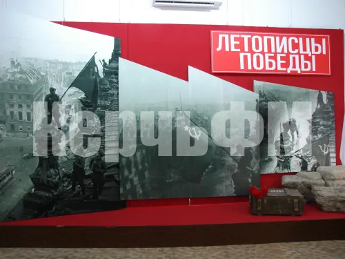 В Картинной галерее Керчи открылась выставка "Летописцы Победы"