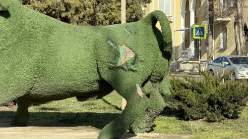 На Бульваре Пионеров фигура быка требует ремонта