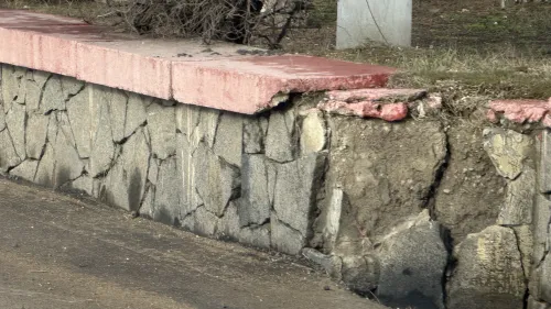 Парапет на улице Свердлова в Керчи нуждается в ремонте